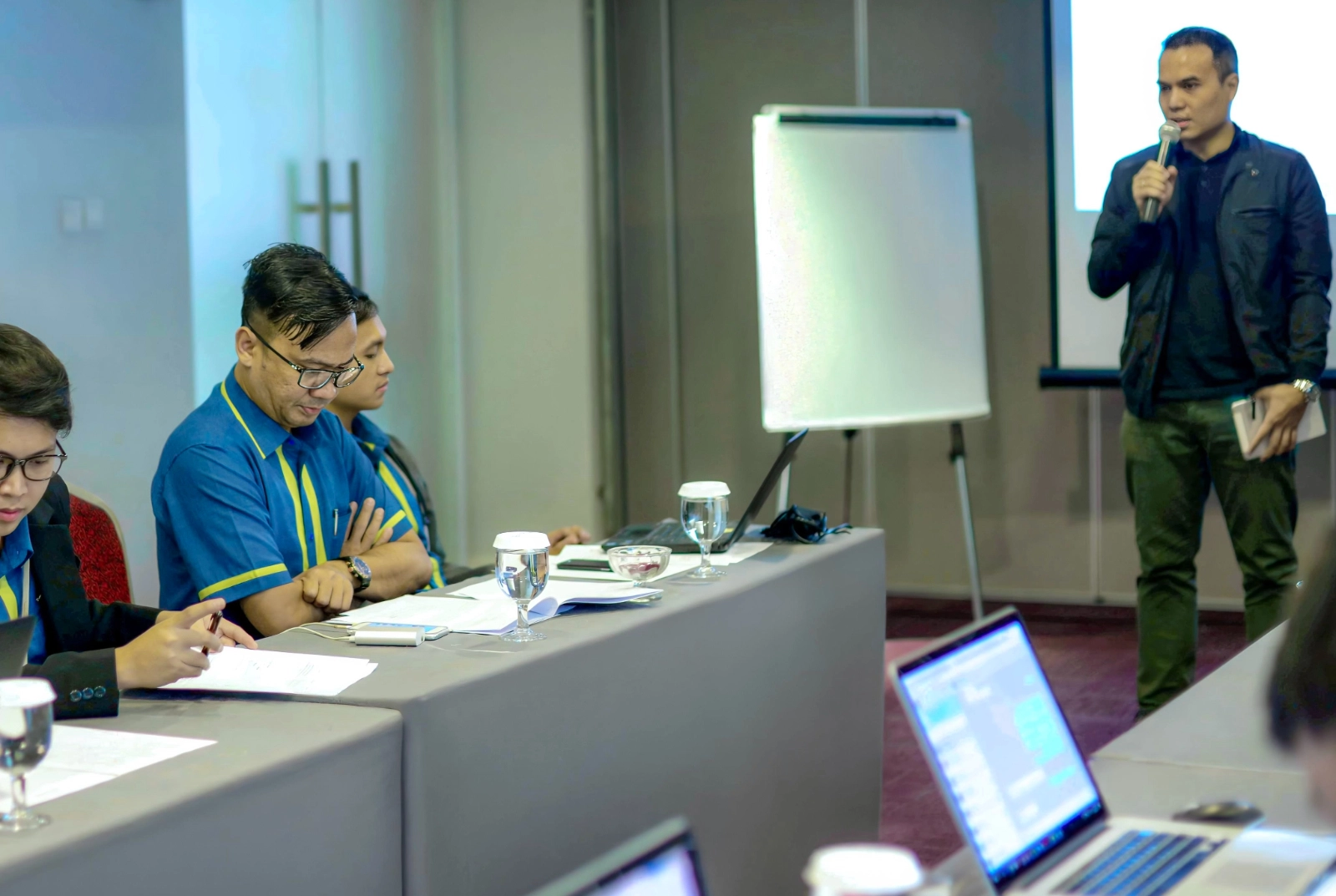 Tessar Napitupulu delivering opening remarks to BPJS Ketenagakerjaan team